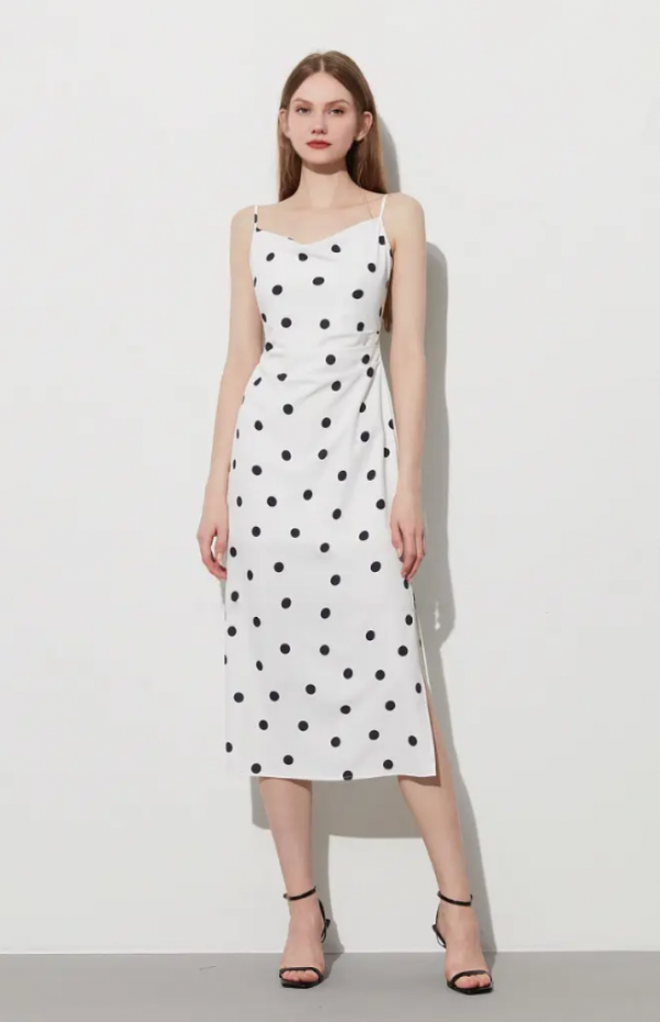 Slip Dress dengan Motif Polka Dot yang Klasik